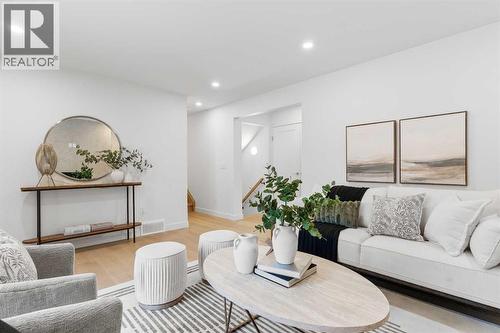 1012 70 Avenue Sw, Calgary, AB - Indoor Photo Showing Living Room