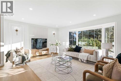 1012 70 Avenue Sw, Calgary, AB - Indoor Photo Showing Living Room