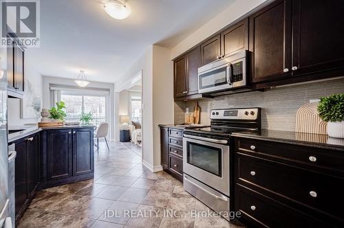 3002 Preserve Drive, Unit 25 Drive, Oakville, ON - Indoor Photo Showing Kitchen With Upgraded Kitchen