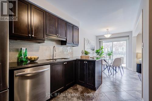 3002 Preserve Drive, Unit 25 Drive, Oakville, ON - Indoor Photo Showing Kitchen With Upgraded Kitchen