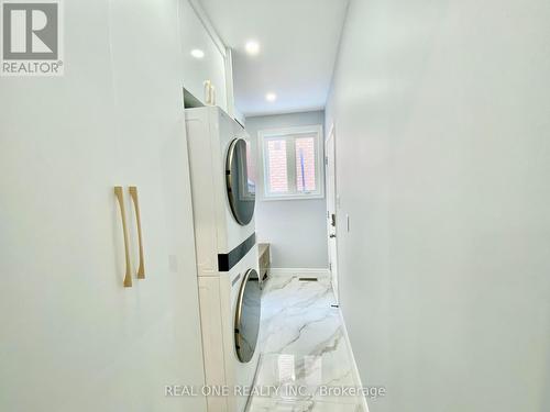 238 Nautical Boulevard, Oakville, ON - Indoor Photo Showing Laundry Room