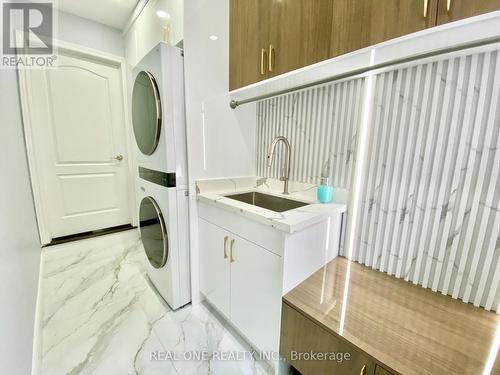 238 Nautical Boulevard, Oakville, ON - Indoor Photo Showing Laundry Room