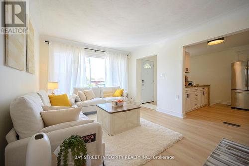 106 Beland Avenue N, Hamilton, ON - Indoor Photo Showing Living Room
