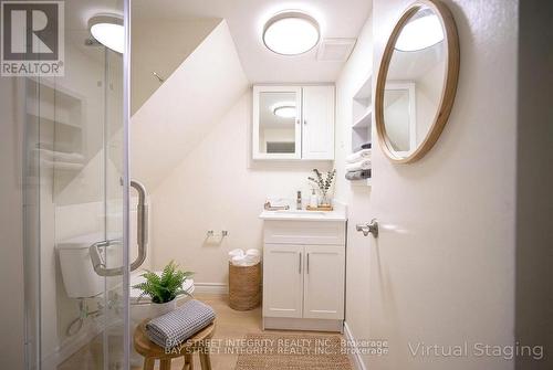 106 Beland Avenue N, Hamilton, ON - Indoor Photo Showing Bathroom