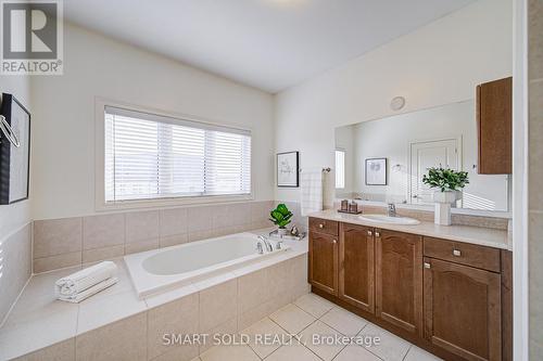 99 Chouinard Way, Aurora, ON - Indoor Photo Showing Bathroom