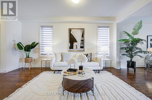 99 Chouinard Way, Aurora, ON - Indoor Photo Showing Living Room