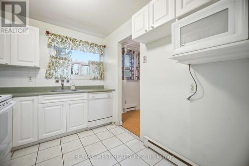 6 Hillpark Trail, Brampton, ON - Indoor Photo Showing Kitchen