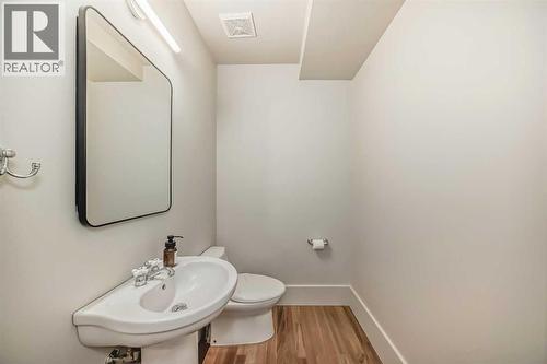 2120 18 Street Sw, Calgary, AB - Indoor Photo Showing Bathroom