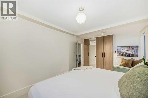 2120 18 Street Sw, Calgary, AB - Indoor Photo Showing Bedroom