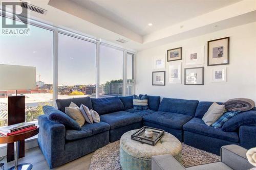 703, 930 16 Avenue Sw, Calgary, AB - Indoor Photo Showing Living Room