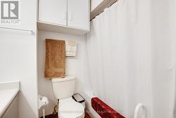 Bathroom w/bathtub/shower combo - 