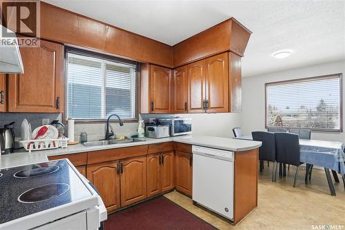 342 Acadia Drive, Saskatoon, SK - Indoor Photo Showing Kitchen