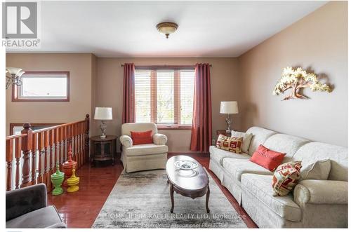 655 Alpenrose Court, Windsor, ON - Indoor Photo Showing Living Room