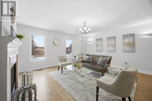 137 Chelwood Drive, Vaughan, ON - Indoor Photo Showing Living Room