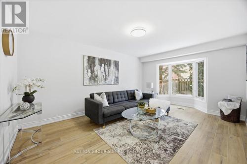 137 Chelwood Drive, Vaughan, ON - Indoor Photo Showing Living Room