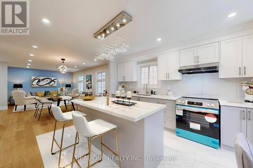 10 Squire Drive, Richmond Hill, ON - Indoor Photo Showing Kitchen