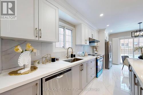 10 Squire Drive, Richmond Hill, ON - Indoor Photo Showing Kitchen