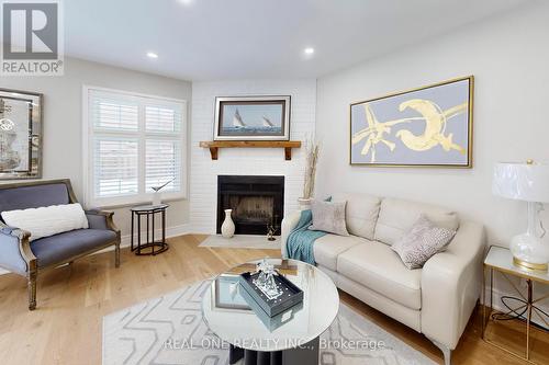 10 Squire Drive, Richmond Hill, ON - Indoor Photo Showing Living Room With Fireplace