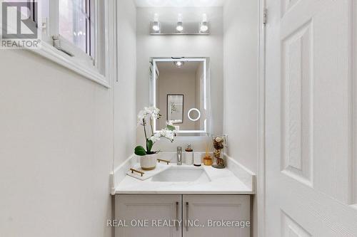 10 Squire Drive, Richmond Hill, ON - Indoor Photo Showing Bathroom