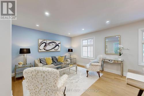 10 Squire Drive, Richmond Hill, ON - Indoor Photo Showing Living Room