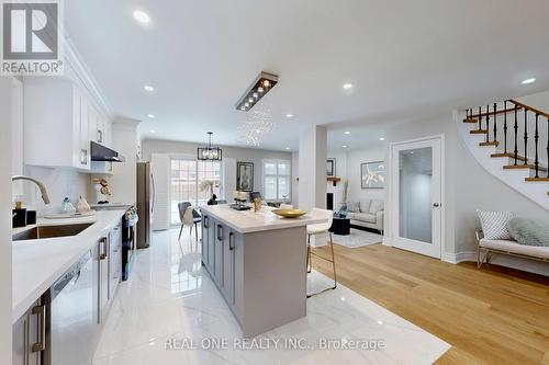 10 Squire Drive, Richmond Hill, ON - Indoor Photo Showing Kitchen With Upgraded Kitchen