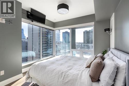 Primary suite wrapped with windows - 2208, 930 6 Avenue Sw, Calgary, AB - Indoor Photo Showing Bedroom