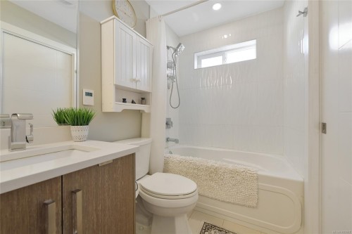 2447 Orchard Ave, Sidney, BC 