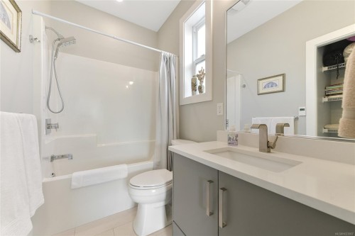 2447 Orchard Ave, Sidney, BC 