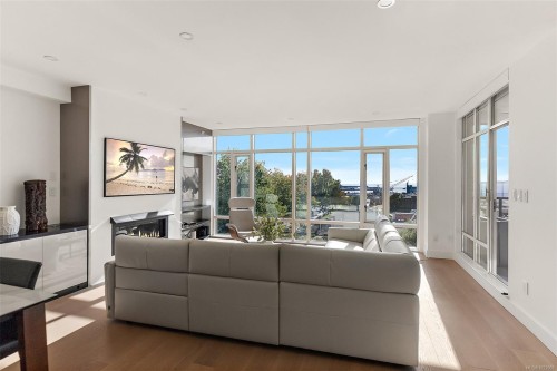 631-21 Dallas Rd, Victoria, BC - Indoor Photo Showing Living Room