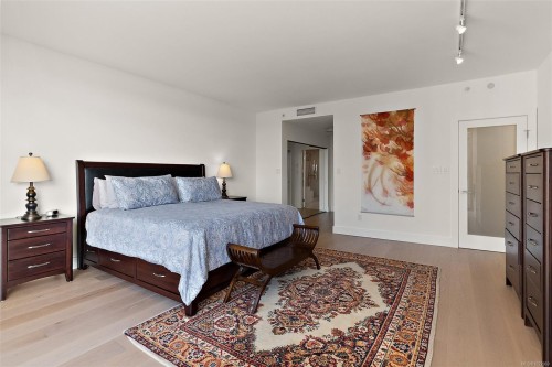 631-21 Dallas Rd, Victoria, BC - Indoor Photo Showing Bedroom