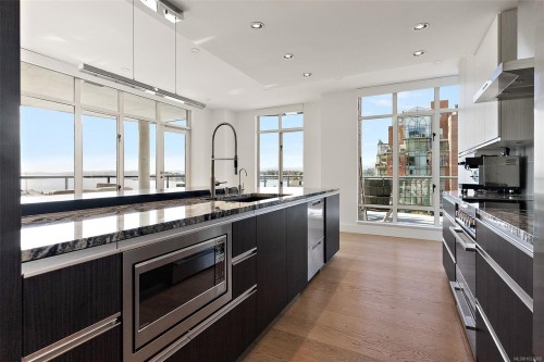 631-21 Dallas Rd, Victoria, BC - Indoor Photo Showing Kitchen With Upgraded Kitchen