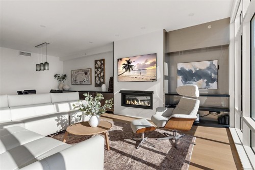 631-21 Dallas Rd, Victoria, BC - Indoor Photo Showing Living Room With Fireplace
