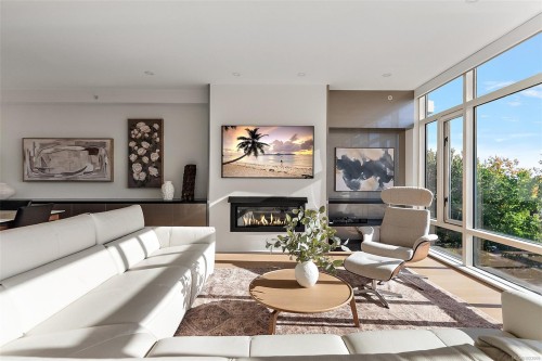 631-21 Dallas Rd, Victoria, BC - Indoor Photo Showing Living Room With Fireplace