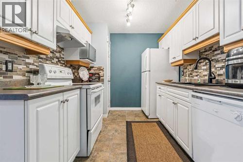 105, 15320 Bannister Road Se, Calgary, AB - Indoor Photo Showing Kitchen