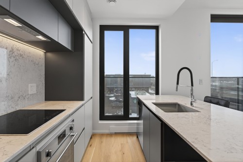 Kitchen - 425-585 Av. Glengarry, Mont-Royal, QC - Indoor Photo Showing Kitchen With Upgraded Kitchen