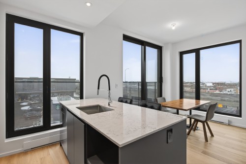 Kitchen - 425-585 Av. Glengarry, Mont-Royal, QC - Indoor Photo Showing Kitchen With Upgraded Kitchen