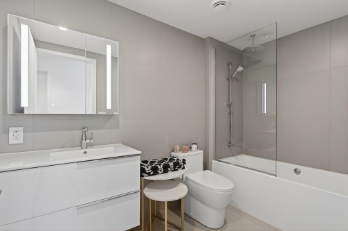 Bathroom - 425-585 Av. Glengarry, Mont-Royal, QC - Indoor Photo Showing Bathroom