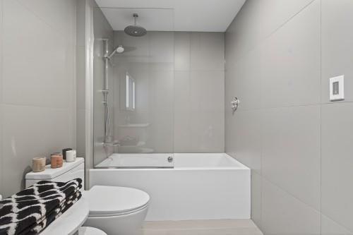 Bathroom - 425-585 Av. Glengarry, Mont-Royal, QC - Indoor Photo Showing Bathroom