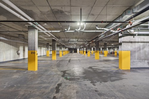 Garage - 425-585 Av. Glengarry, Mont-Royal, QC - Indoor Photo Showing Garage