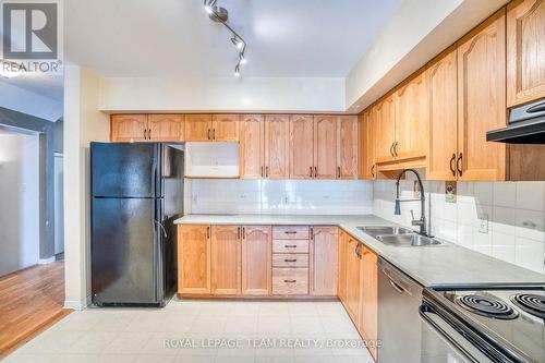 7 Chantilly Gate, Ottawa, ON - Indoor Photo Showing Kitchen With Double Sink