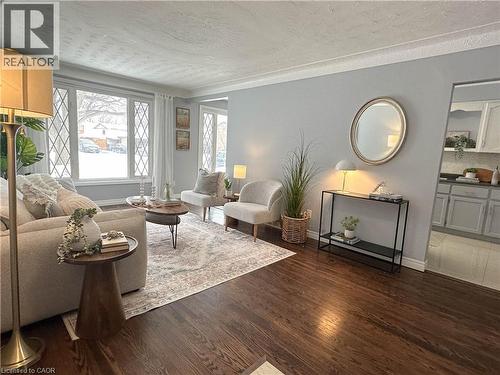 17 Rosanne Crescent, Hamilton, ON - Indoor Photo Showing Living Room