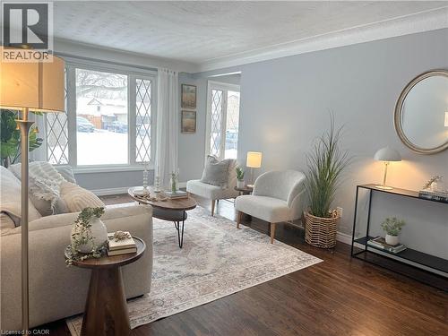 17 Rosanne Crescent, Hamilton, ON - Indoor Photo Showing Living Room