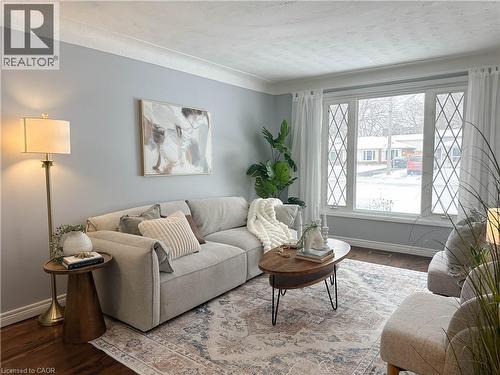17 Rosanne Crescent, Hamilton, ON - Indoor Photo Showing Living Room