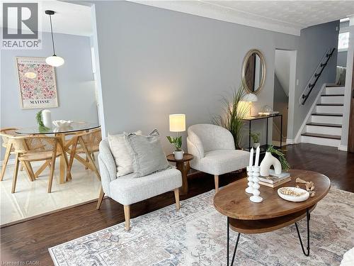 17 Rosanne Crescent, Hamilton, ON - Indoor Photo Showing Living Room