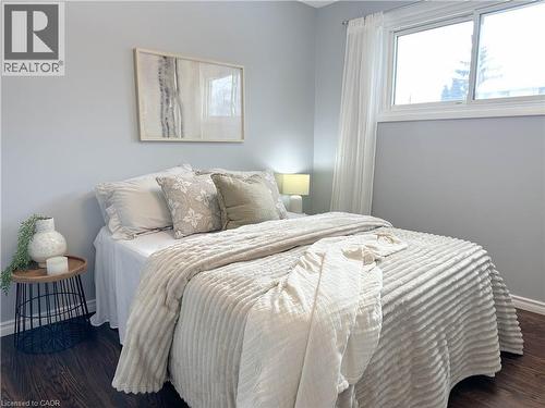 17 Rosanne Crescent, Hamilton, ON - Indoor Photo Showing Bedroom
