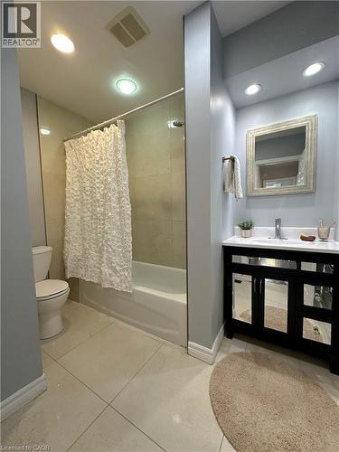 17 Rosanne Crescent, Hamilton, ON - Indoor Photo Showing Bathroom