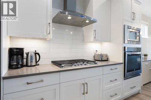 86 Bayview Circle Sw, Airdrie, AB - Indoor Photo Showing Kitchen With Upgraded Kitchen