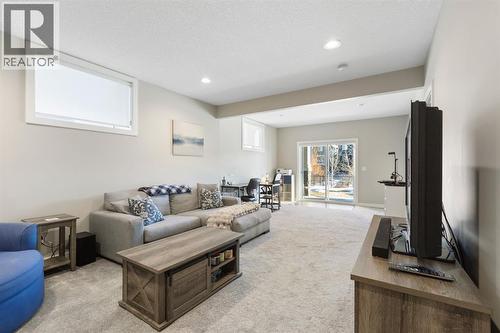 86 Bayview Circle Sw, Airdrie, AB - Indoor Photo Showing Living Room