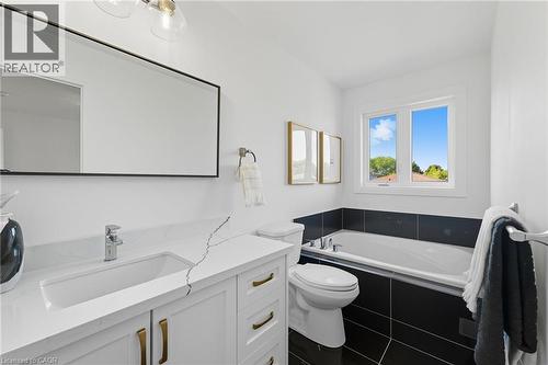 161 Pike Creek Drive, Cayuga, ON - Indoor Photo Showing Bathroom