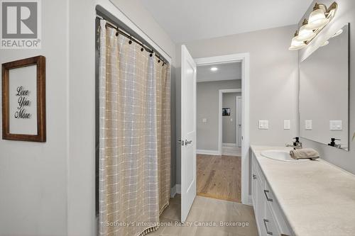Guest bath w/double sinks & tub/shower - 150 Plewes Drive, Collingwood, ON - Indoor Photo Showing Bathroom